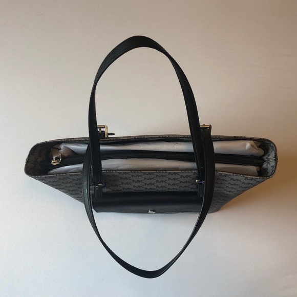 Michael Kors Black Jet Set Item Large Pocket Tote - Picture 5 of 8